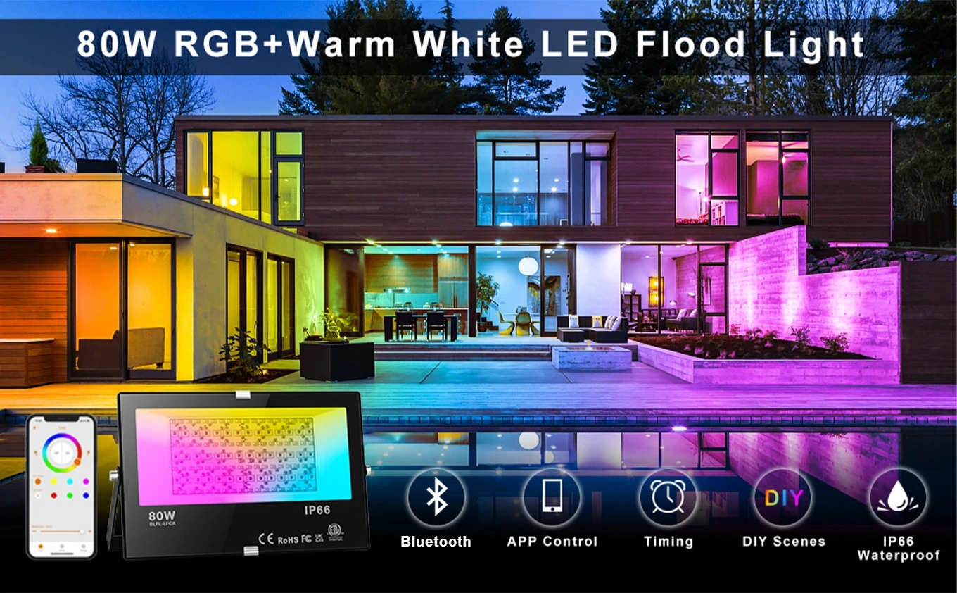 Foco LED RGB+CCT de 80 W IP66 encendido junto a una villa con piscina iluminada de colores por la noche